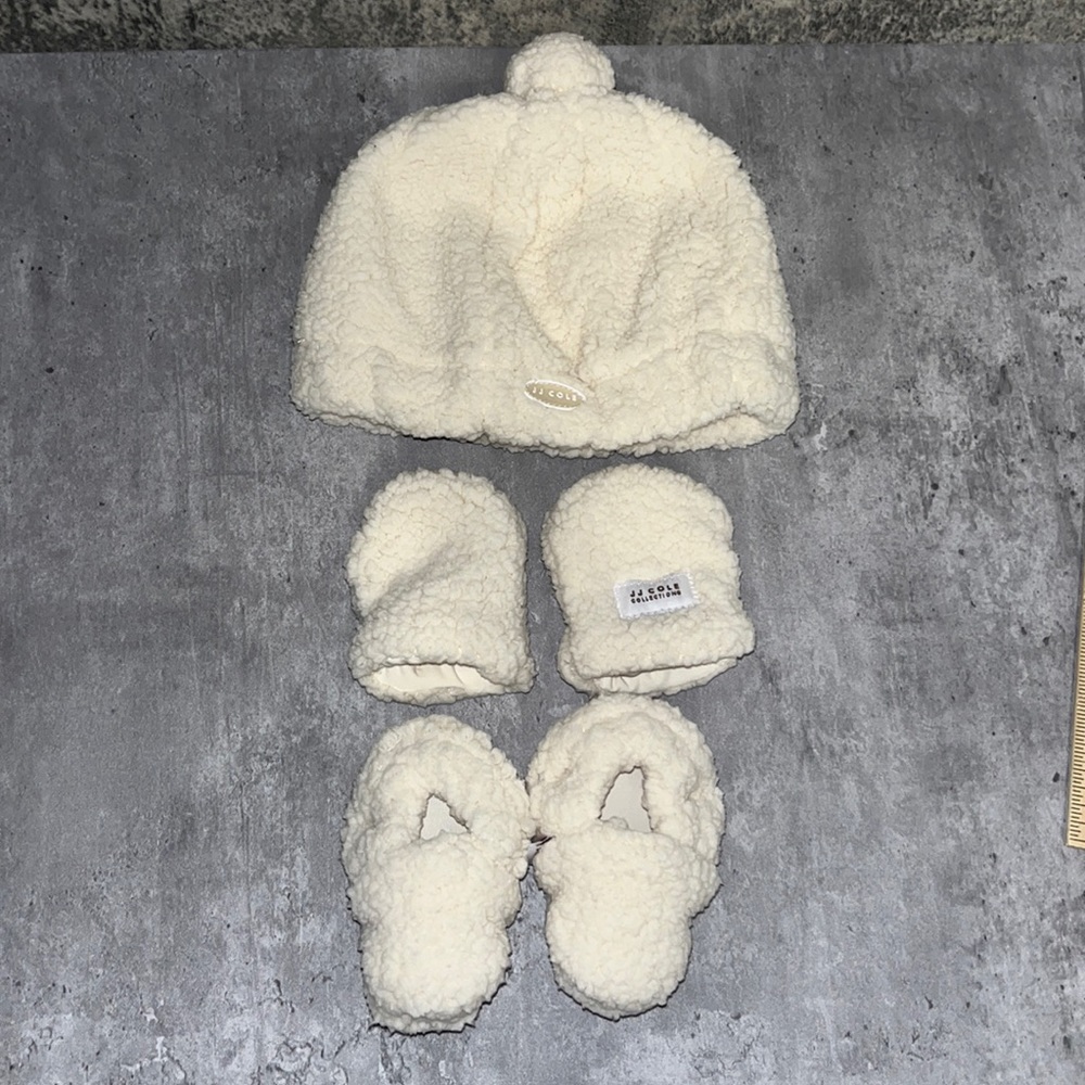 JJ Cole New born hat gloves and shoe set